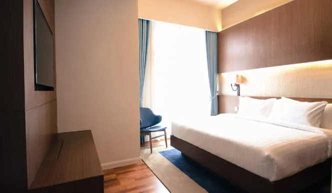 Executive Suite: Bedroom with a King-sized bed and lounge chair