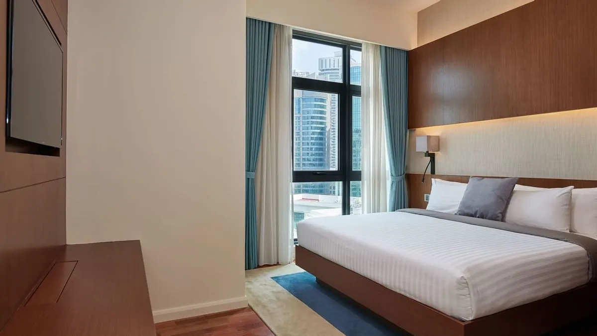 Duo Suite: Bedroom with a King-sized bed and wood-panelled headboard