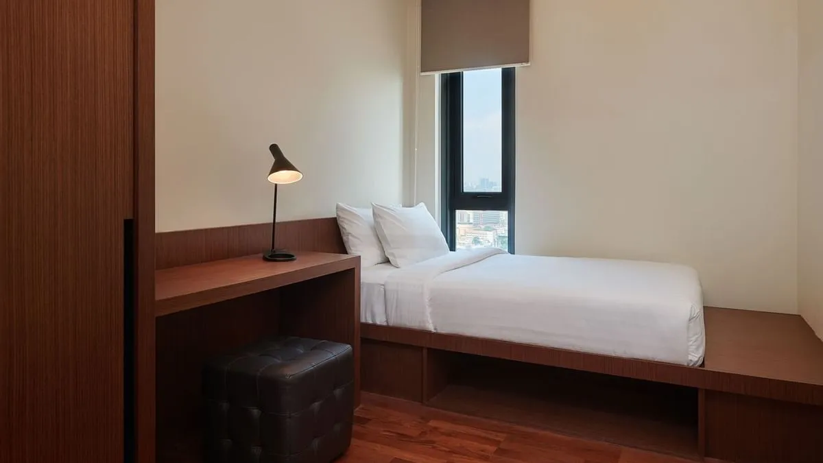 Duo Suite: Single bed with a built-in desk and lamp