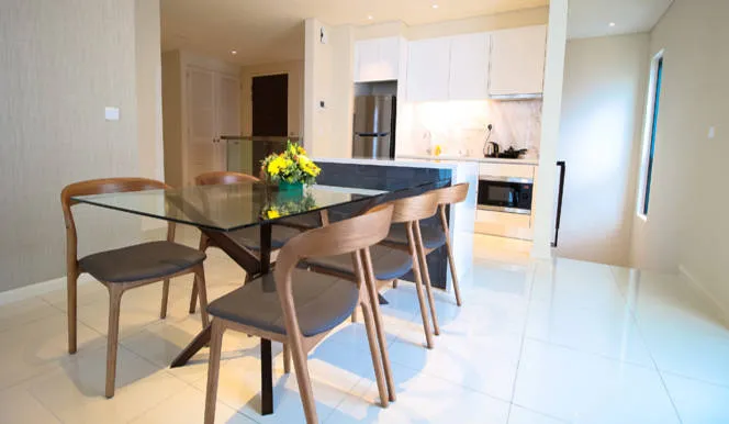 Pinnacle Suite: Dining area with a glass table and open kitchen